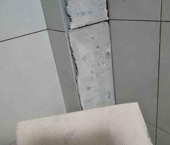 孝昌瓷砖空鼓维修公司分享下厨房瓷砖脱落的补救措施。